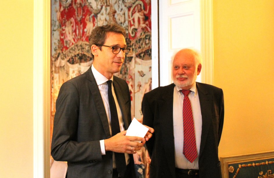 Le journaliste suédois Rolf Gustavsson reçoit les insignes de Chevalier de la Légion d’honneur