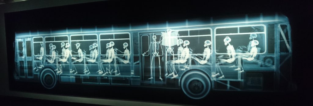 Bus avec passagers, Nick Veasey au Fotografiska