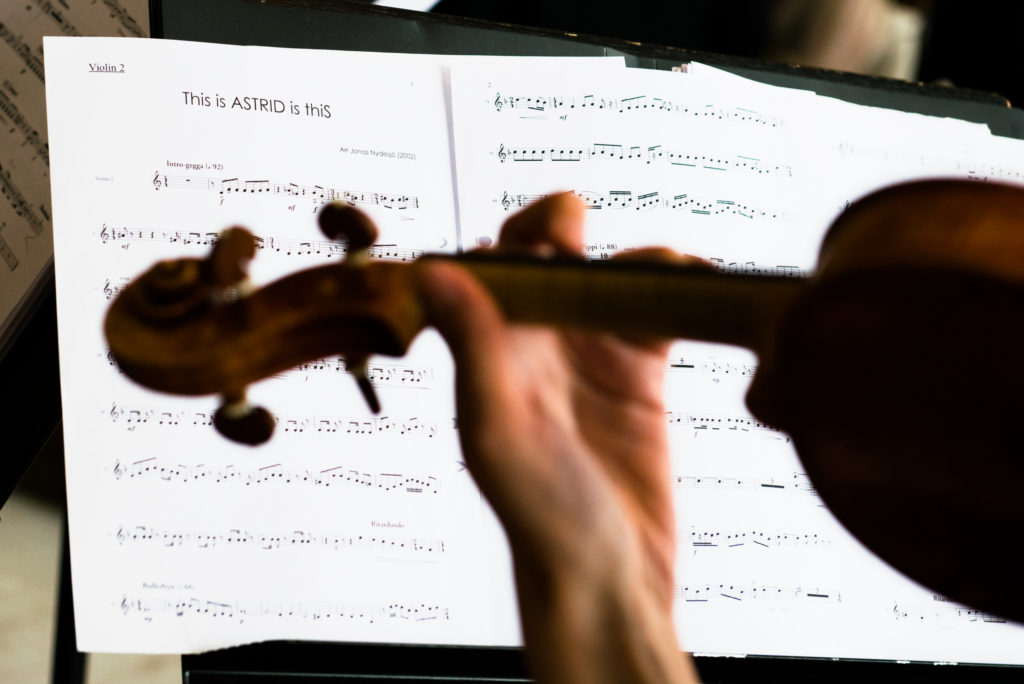 Musicien jouant du violon