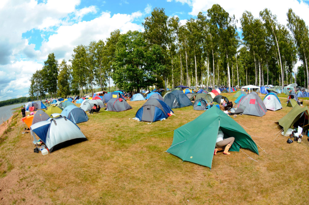 Tentes à proximité d'un festival de musique