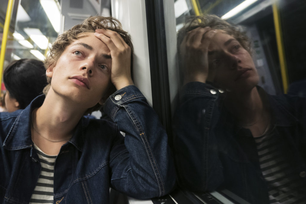 Jeune homme dans le métro de Stockholm