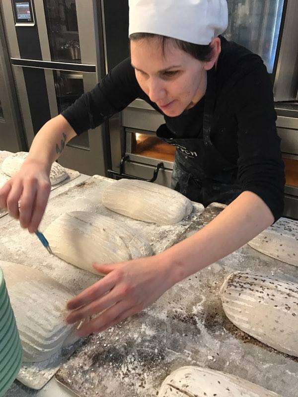 Mélanie Kaminski faisant du pain