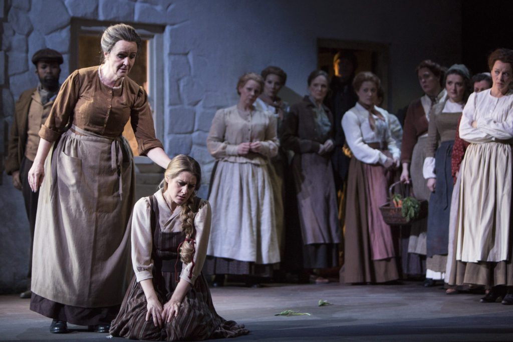 Marianne Eklöf dans le rôle de la grand-mère paternelle Buryja, Malin Byström dans celui de Jenůfa et le choeur de Kungliga Operan.