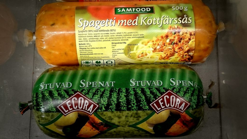 Spagetti med köttfärsås och stuvad spenat i "korv"