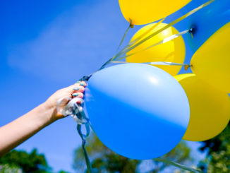 Ballons bleus et jaunes