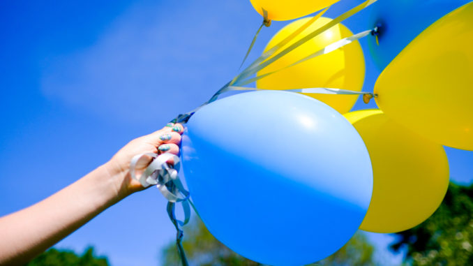 Ballons bleus et jaunes