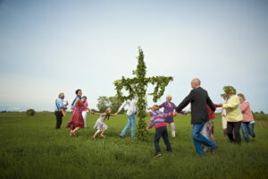 Danser autour du mât de midsommar