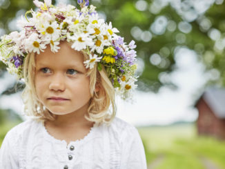 Petite fille avec une couronne de fleurs pour midsommar