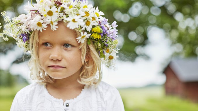 Petite fille avec une couronne de fleurs pour midsommar