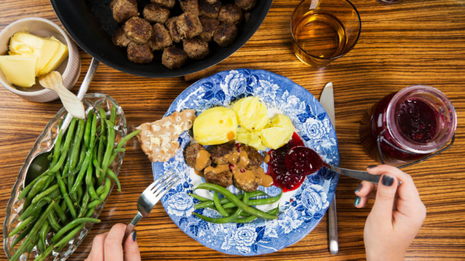 Boulettes de viande, pommes de terre et confiture d'airelle