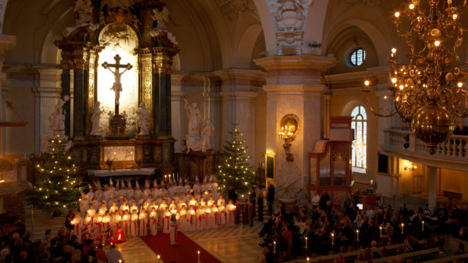 Concert de Lucia tôt le matin dans l'église Gustav Vasa, Stockholm