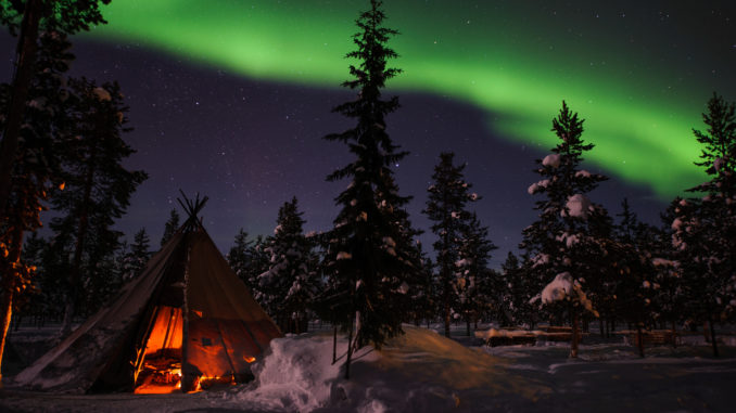 Aurore boréale au-dessus d'un campement sami