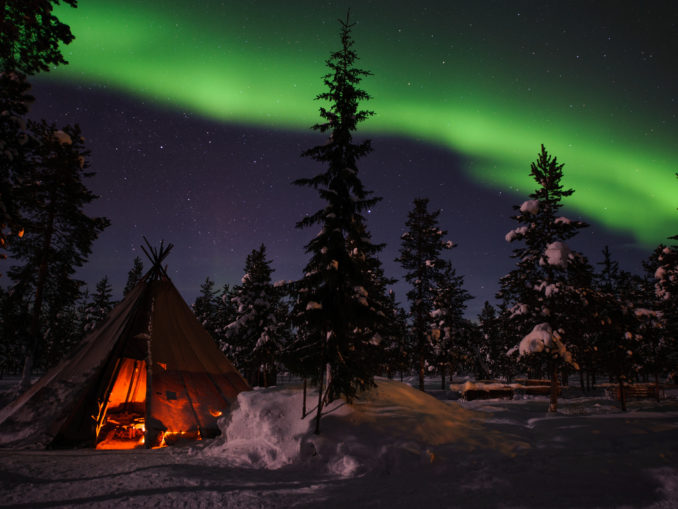 Aurore boréale au-dessus d'un campement sami
