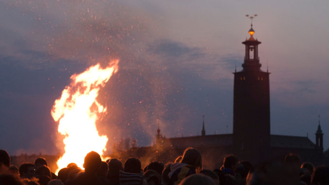 Feu de Valborgmässoafton à Stockholm