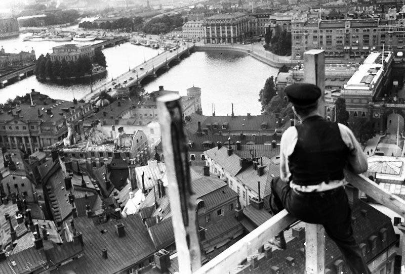 Utsikt från Storkyrkans torn mot nordväst. Gamla polishuset, Myntgatan 4-6, under rivning