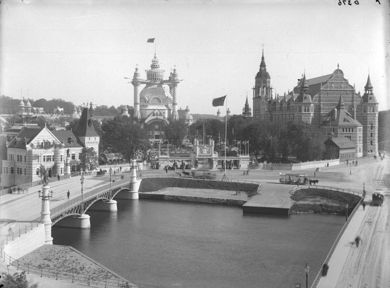 Stockholmsutställningen 1897, från Strandvägen. Nordiska museet i fonden