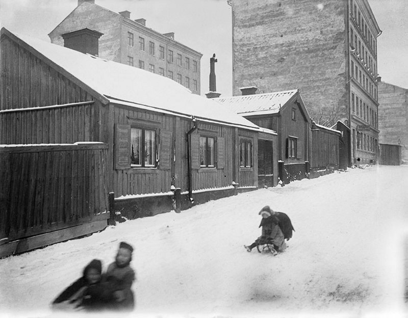 Barnen åker kälke på Hammarbygatan. Nu Bohusgatan 47. 1887-1918
