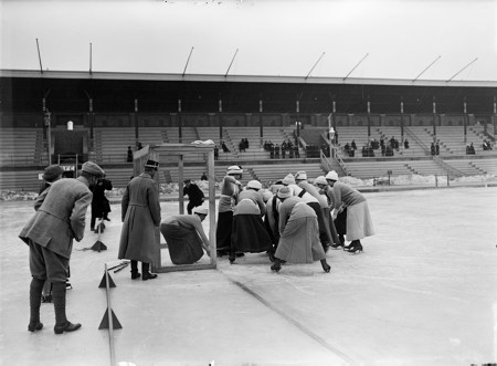 Stadion. Kvinnliga bandyspelare i Nordiska spelen 1913.