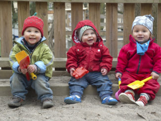 Enfants dans le bac à sable