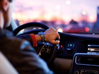 Homme au volant d'une voiture