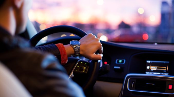 Homme au volant d'une voiture