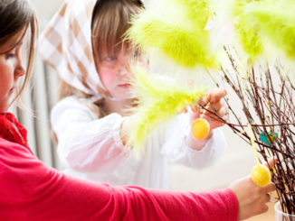 Sorcières de Pâques décorant des branches de plumes