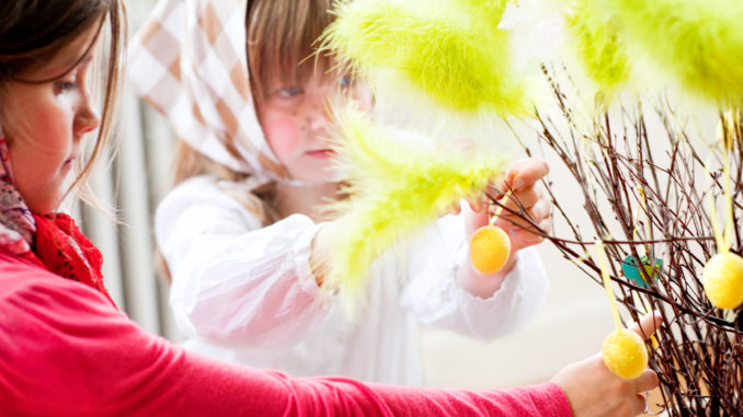 Sorcières de Pâques décorant des branches de plumes