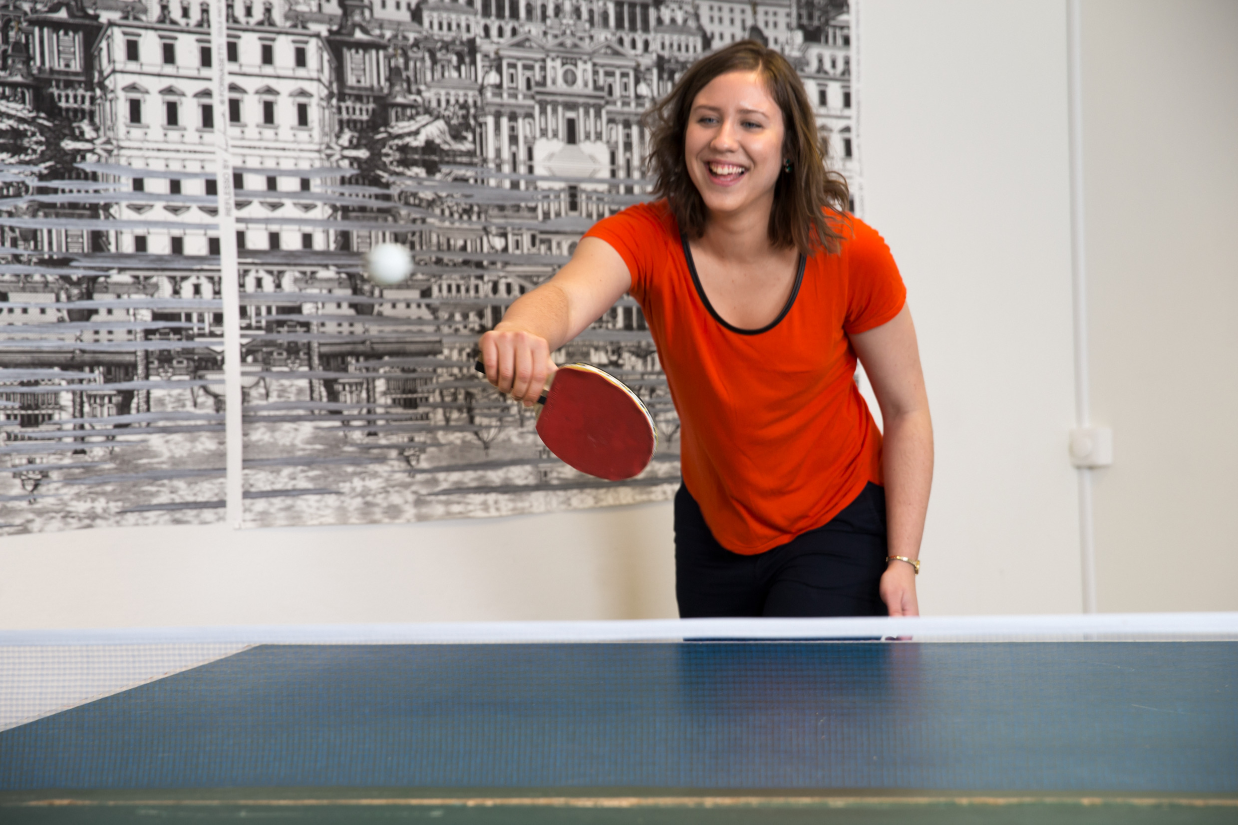 Femme jouant au ping-pong au travail