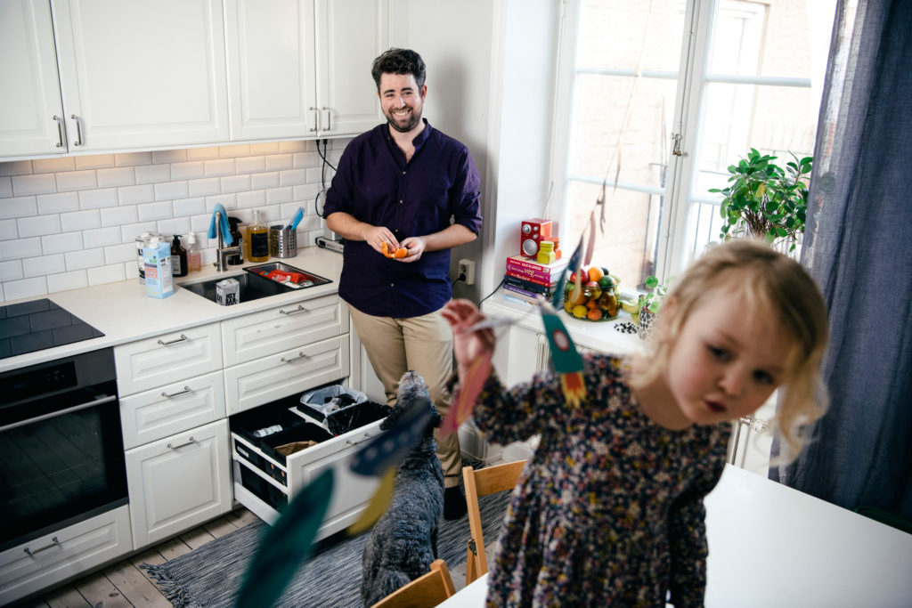 Père et fille aux tâches ménagères