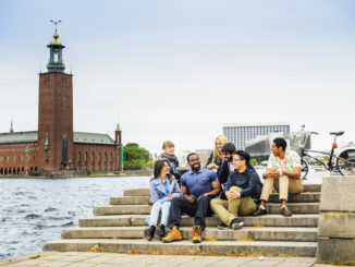 Groupe d'amis sur les escaliers sur Riddarholmen