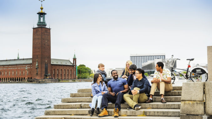 Groupe d'amis sur les escaliers sur Riddarholmen