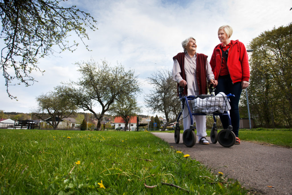 Deux femmes retraités se promenant