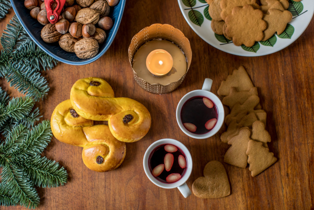 Fika de décembre avec pepparkakor, lussekatter och glögg