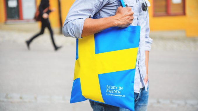 Étudiant portant un sac Study in Sweden