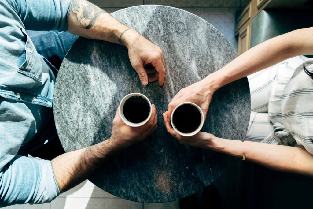 Deux personnes prenant un café