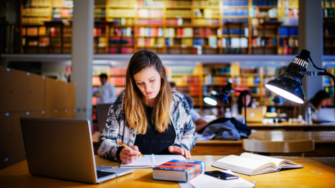 Étudiante dans une biblitothèque universitaire