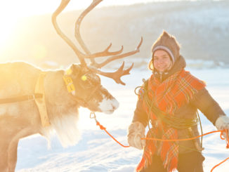 Femme sami et un renne