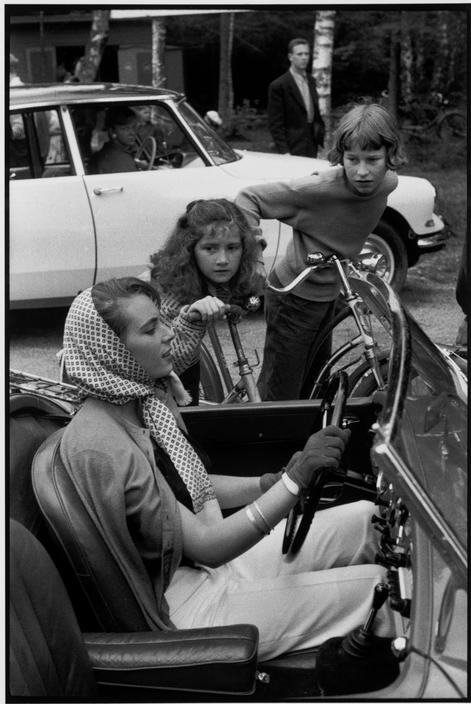 Tylösand (1956). Cette photographie de Cartier-Bresson, contemporaine des "Trente Glorieuses", pourrait servir d'illustration à l'émancipation précoce des femmes en Suède ainsi qu'au désir d'automobile, au lendemain des temps de pénurie de la guerre.