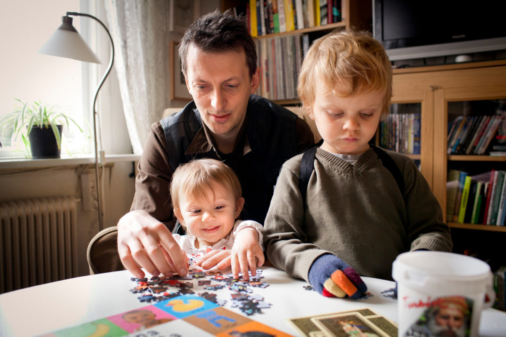 Un père et ses deux enfants