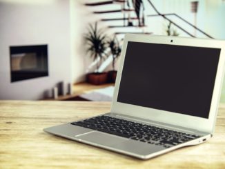 Ordinateur portable sur une table dans un appartement