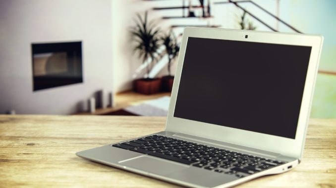 Ordinateur portable sur une table dans un appartement