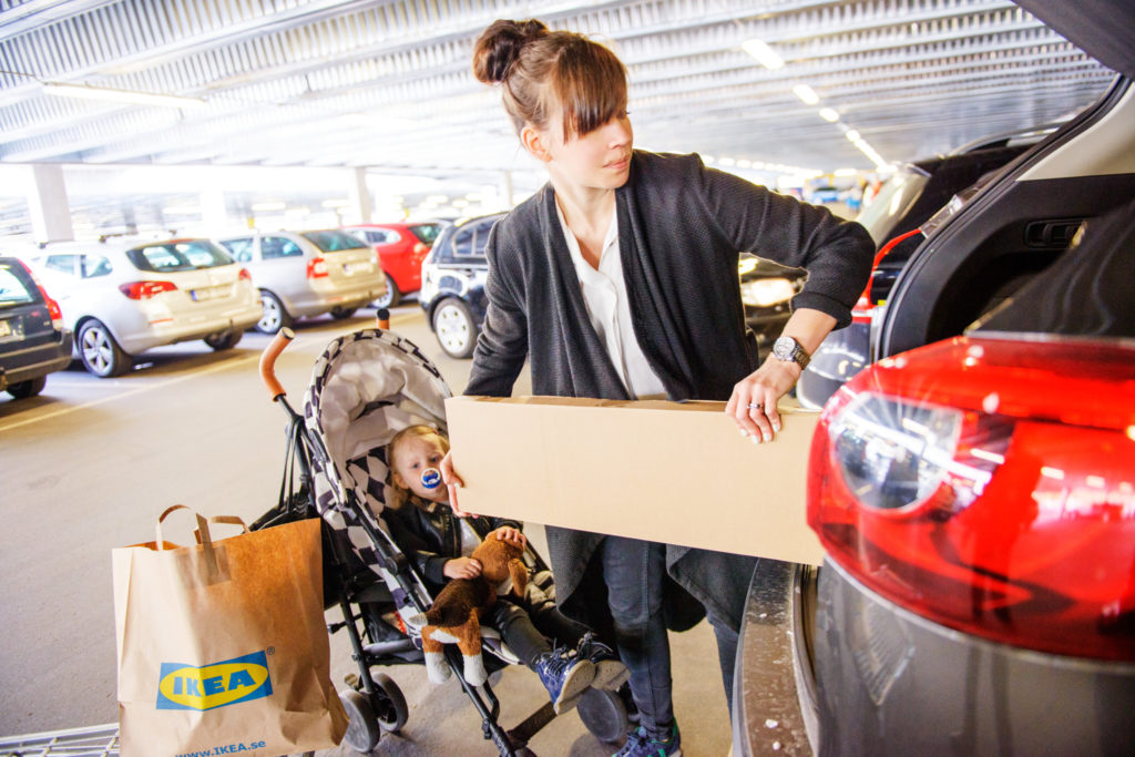 Maman faisant ses courses à IKEA