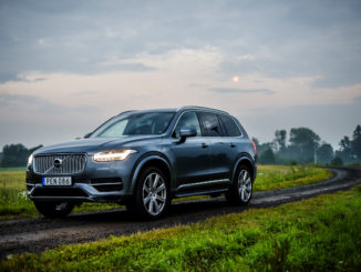 Voiture Volvo sur une route de campagne - Image mise en avant