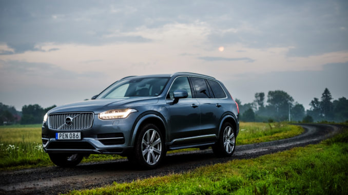 Voiture Volvo sur une route de campagne - Image mise en avant