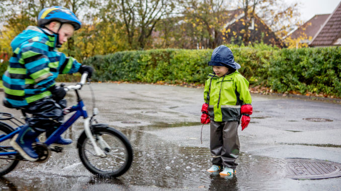 Jouer sous la pluie