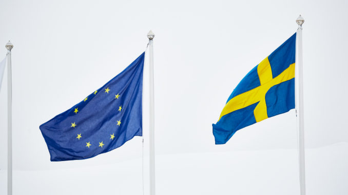 Drapeaux européen et suédois