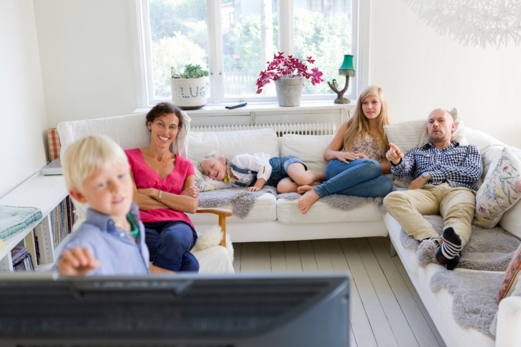 Famille regardant la télé