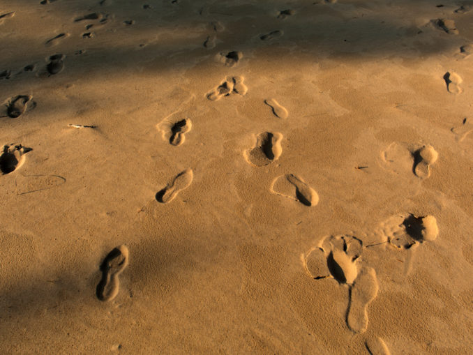 Empreintes de pieds dans le sable