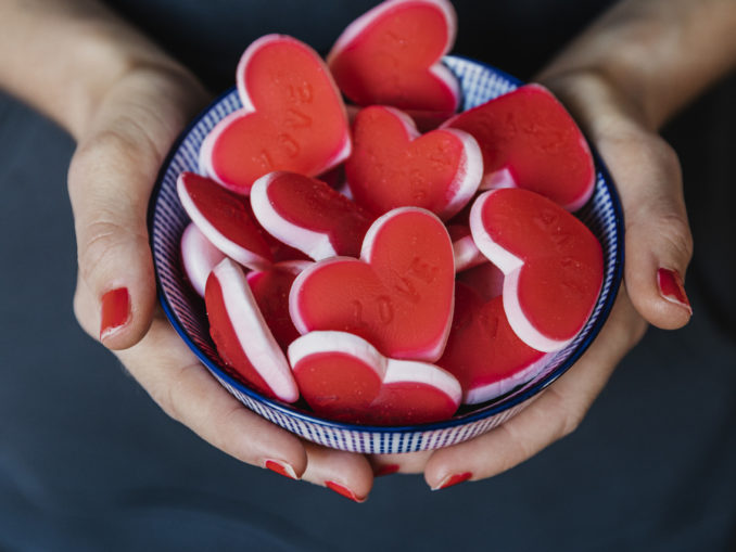 Bol rempli de bonbons en forme de coeur