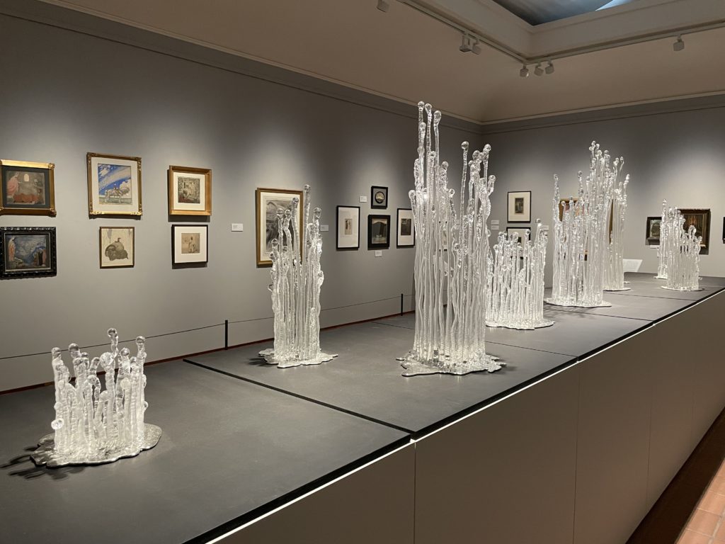 Vue d'emsemble de l'exposition, avec la "Forêt gelée" d'Elisabeth Eriksson, verre et étain,2020